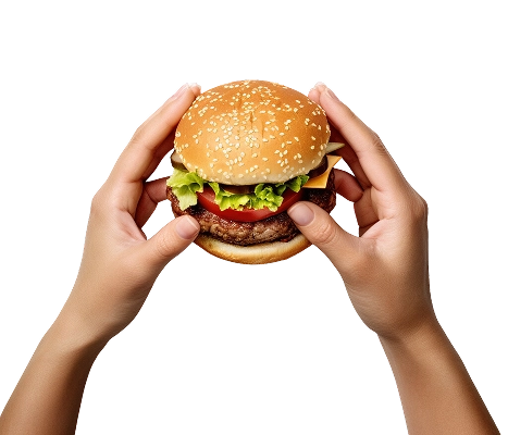 Zdjęcie przedstawia dorosłą osobę trzymającą w rękach klasycznego burgera na całkowicie czarnym tle. Osoba trzyma burgery obiema rękami, palce delikatnie obejmują je z boku, a dłonie i palce wyglądają naturalnie i są zadbane.